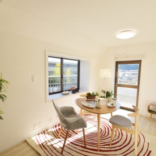 バルコニーからは、気持ちの良い風と明るい光