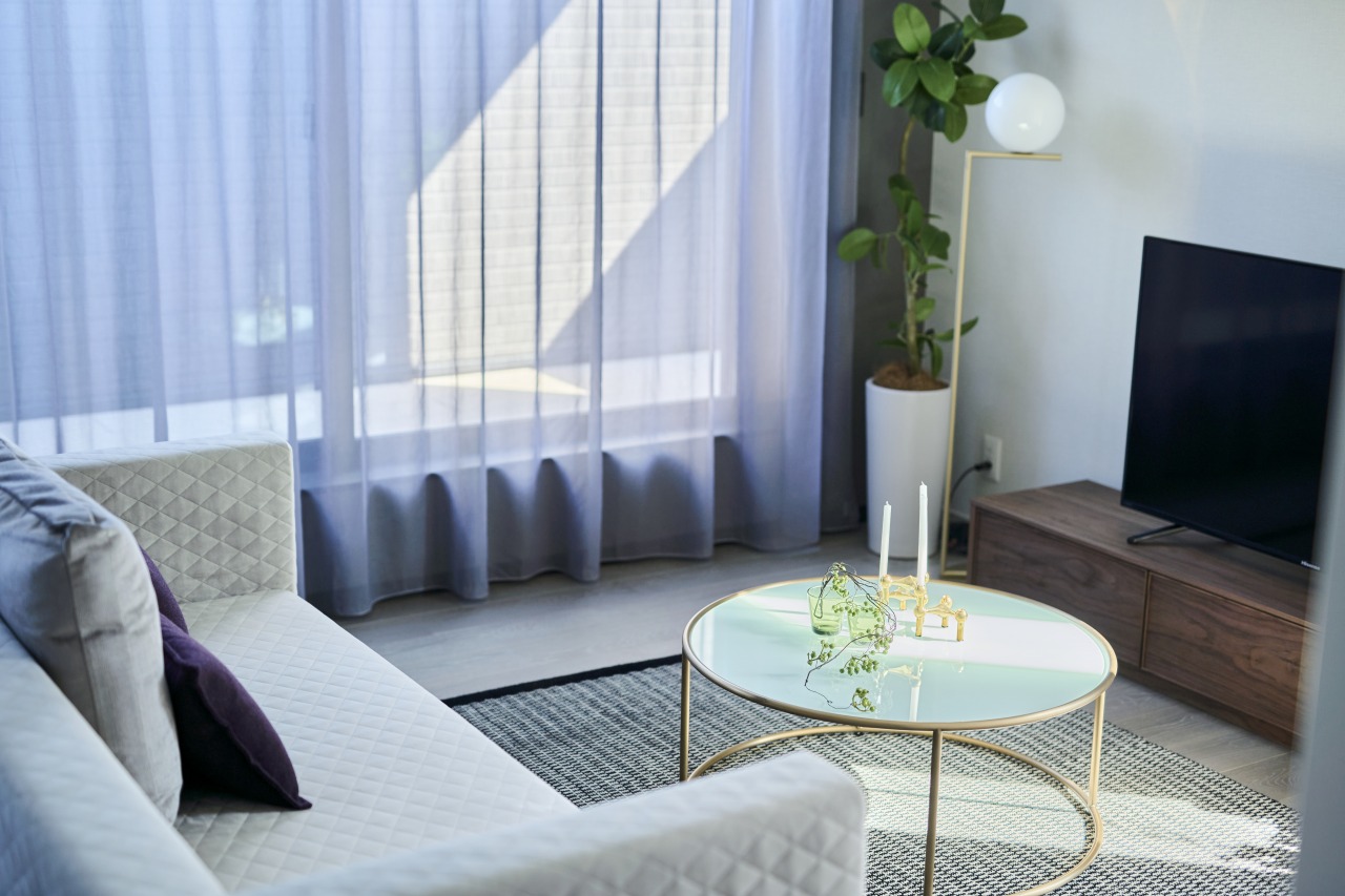 探していた開放的で明るいリビングの家。さっそくお客さまを招待しています。の画像