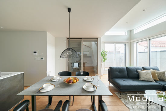 大空間の中に生まれるリズム