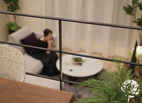 ひとり暮らし特集｜リビングでゆったりとした夜の時間を過ごす