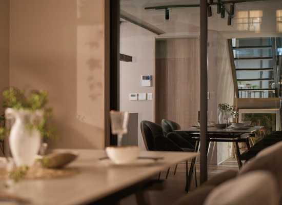 ひとり暮らし特集｜窓ガラスに移り込むダイニングセット