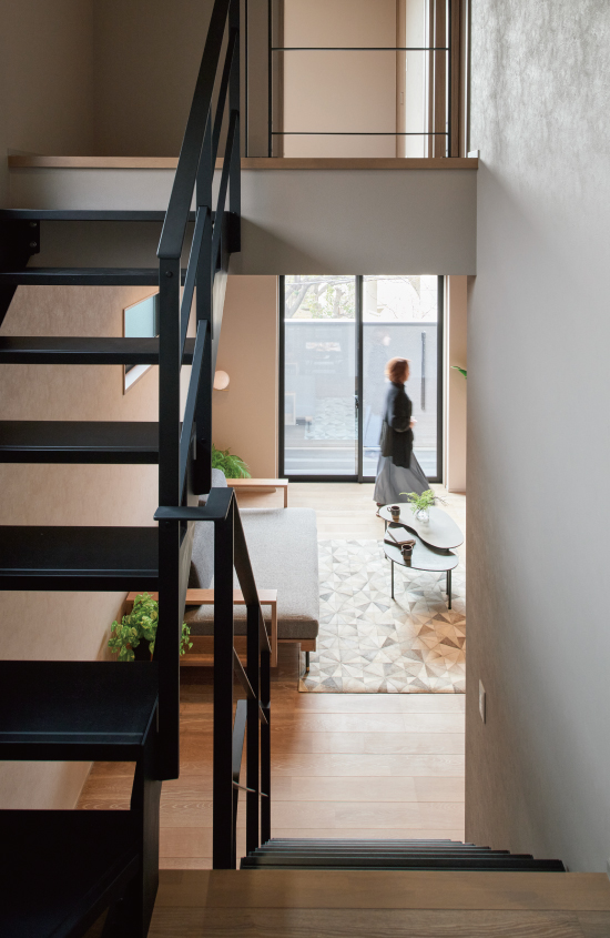 ひとり暮らし特集｜人のいるリビング写真