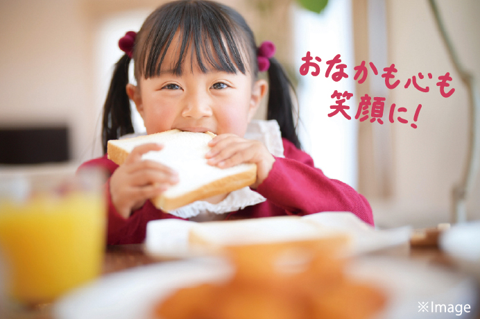女の子が食パンを食べている