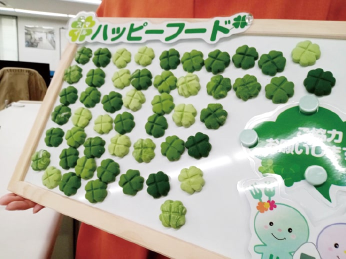 たくさんのハッピーマグネットが付いているホワイトボード